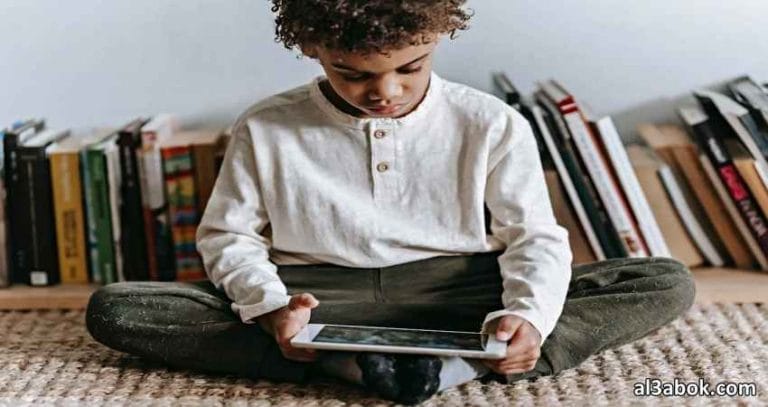 أفضل مواقع الألعاب العربية - طفل يلعب بجهاز لوحي