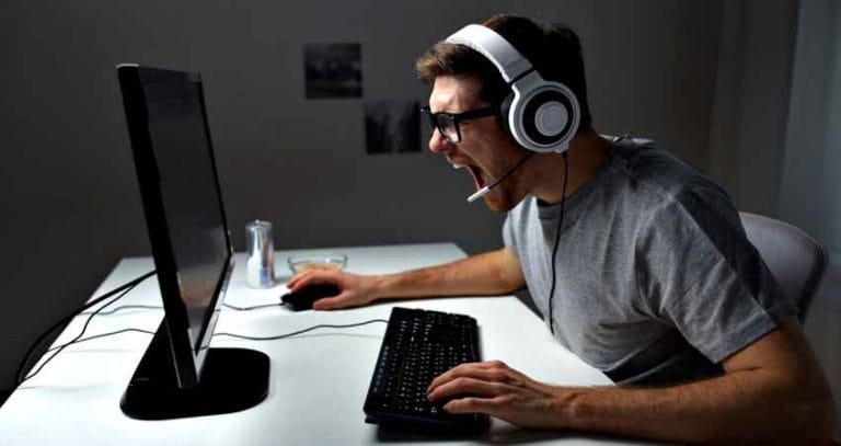شاب مدمن على ألعاب الفيديو يصرخ